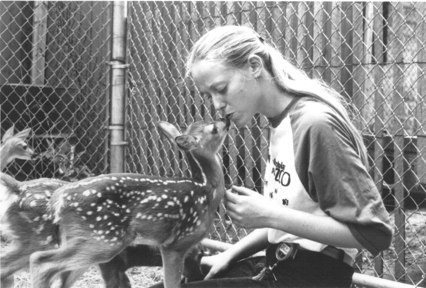 Zookeeper Lisa kissing deer